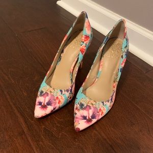 Like new Vince Camuto floral pumps
